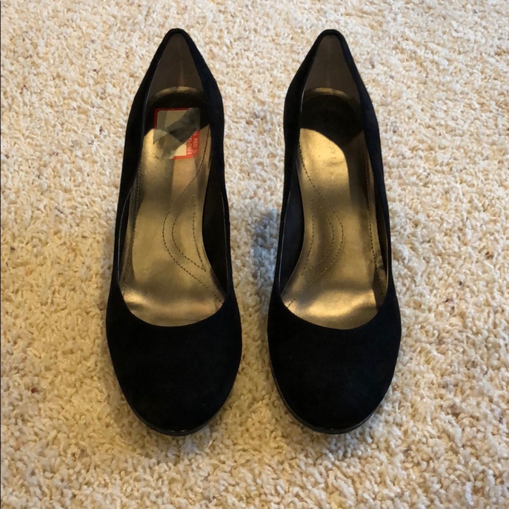 NWB Tahari Black Suede Round Toe Heels